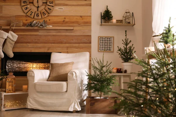 Odasında şömineli köknar ağaçları ve Noel süsleri vardı. Şık iç tasarım