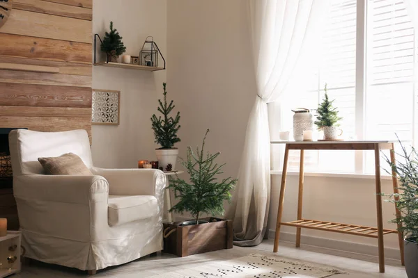 거실에 고꾸라져 전나무들 크리스마스 인테리어 디자인 — 스톡 사진