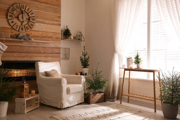 Verpotte Dennenbomen Kerstversieringen Kamer Met Open Haard Stijlvol Interieur — Stockfoto