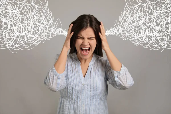 Stressato Sconvolto Giovane Donna Sfondo Grigio — Foto Stock