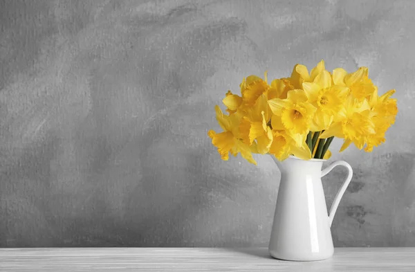 Color Del Año 2021 Ramo Narcisos Amarillos Sobre Mesa Sobre —  Fotos de Stock