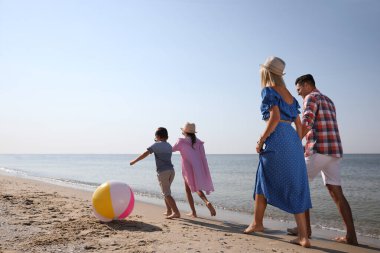 Mutlu aile güneşli yaz gününde sahilde