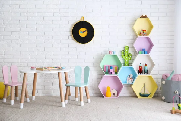 Interior Habitación Infantil Con Estantes Colores Cerca Pared Ladrillo — Foto de Stock