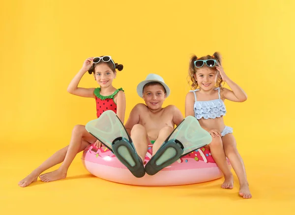 Söta Små Barn Strandkläder Med Ljusa Uppblåsbara Ring Gul Bakgrund — Stockfoto