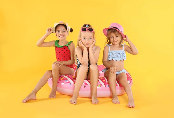 Söta Små Barn Strandkläder Med Ljusa Uppblåsbara Ring Gul Bakgrund — Stockfoto