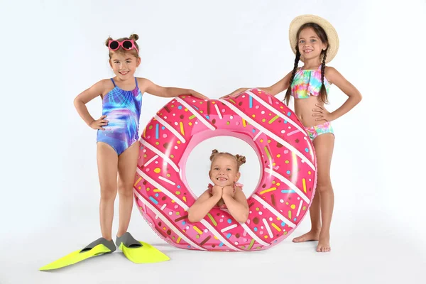 Lindos Niños Pequeños Ropa Playa Con Anillo Inflable Brillante Sobre — Foto de Stock