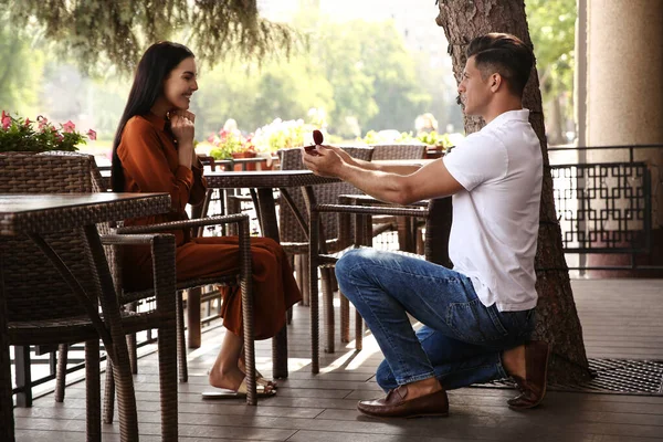 Hombre Con Anillo Compromiso Haciendo Propuesta Novia Cafetería Aire Libre —  Fotos de Stock