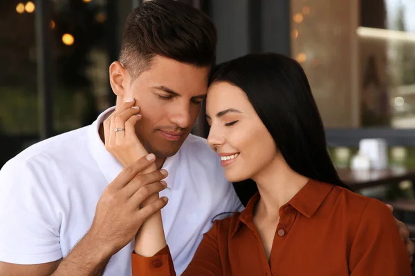 Härligt Par Med Vacker Ring Efter Förlovning Uteservering — Stockfoto