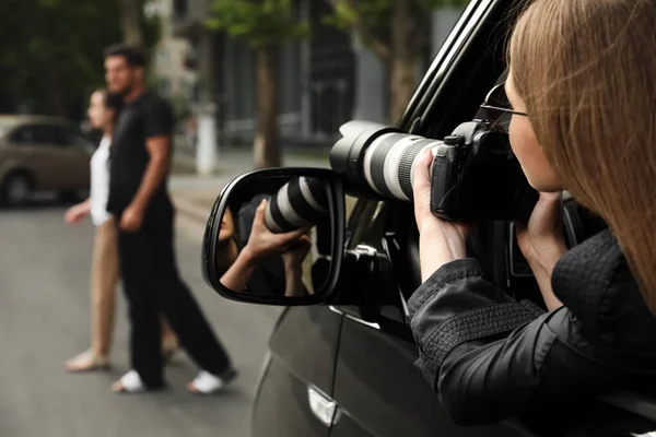 Detective Privado Com Câmera Espionagem Carro — Fotografia de Stock