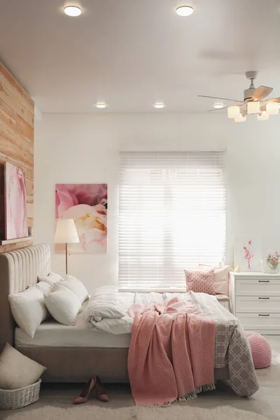 Modern Tavan Vantilatörü Resimleri Olan Şık Bir Yatak Odası — Stok fotoğraf