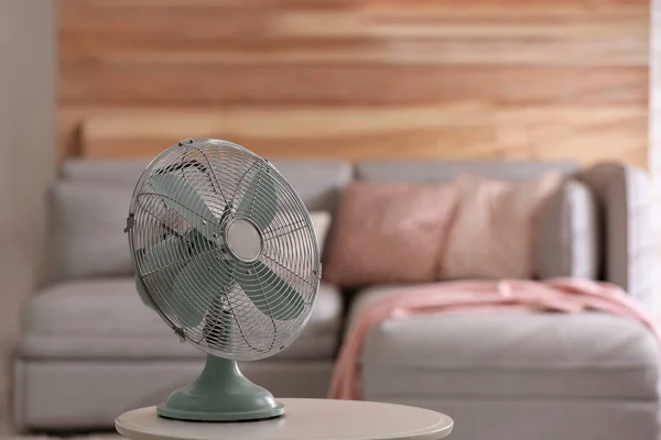 Moderno Ventilador Eléctrico Sobre Mesa Blanca Salón Espacio Para Texto — Foto de Stock