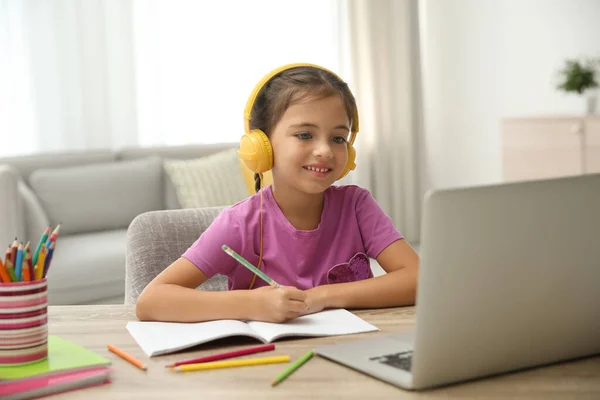 Afstandsonderwijs Thuis Studeren Meisje Heeft Online School Les Tijdens Quarantaine — Stockfoto