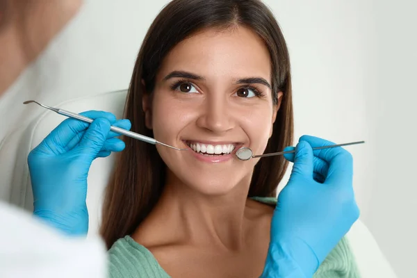 Tandarts Onderzoekt Tanden Van Patiënt Een Moderne Kliniek Cosmetische Tandheelkunde — Stockfoto
