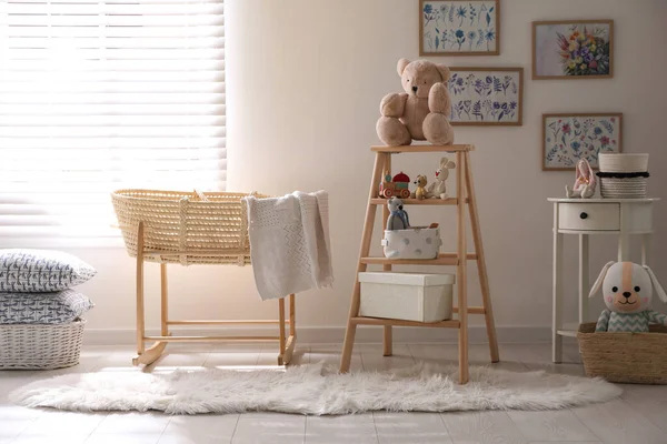 装饰的梯子 玩具和不同的东西在时髦的婴儿房 室内设计理念 — 图库照片