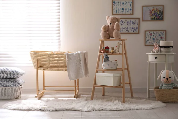 Escada Decorativa Com Brinquedos Coisas Diferentes Sala Bebê Elegante Idéia — Fotografia de Stock