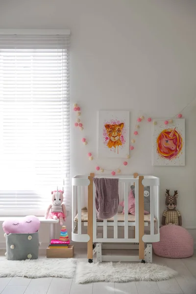 Симпатичные Картинки Кроватка Интерьере Детской Комнаты — стоковое фото