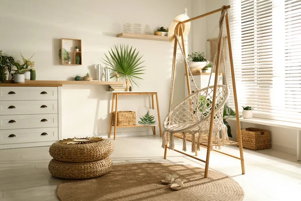 Cómoda Silla Hamaca Una Habitación Elegante Diseño Interiores — Foto de Stock
