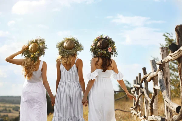 Jovens Mulheres Vestindo Grinaldas Feitas Belas Flores Livre Dia Ensolarado — Fotografia de Stock