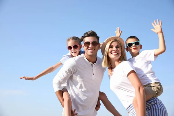 Glückliche Familie Freien Einem Sonnigen Sommertag — Stockfoto