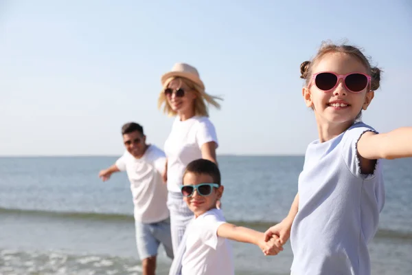 Família Feliz Praia Dia Ensolarado Verão — Fotografia de Stock