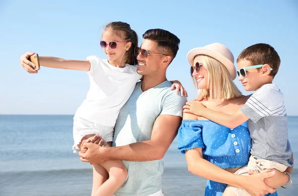 Gelukkig Familie Nemen Selfie Strand Zonnige Dag — Stockfoto