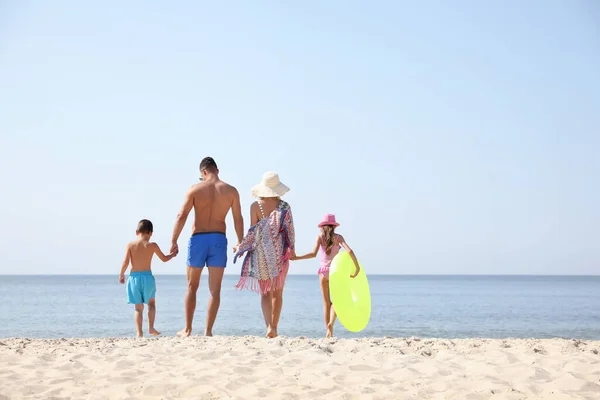 Aile Güneşli Yaz Gününde Sahilde — Stok fotoğraf