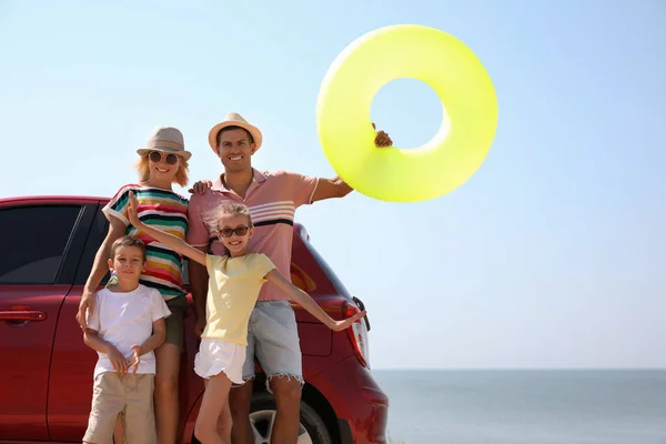 Glückliche Familie Mit Aufblasbarem Ring Neben Auto Strand — Stockfoto