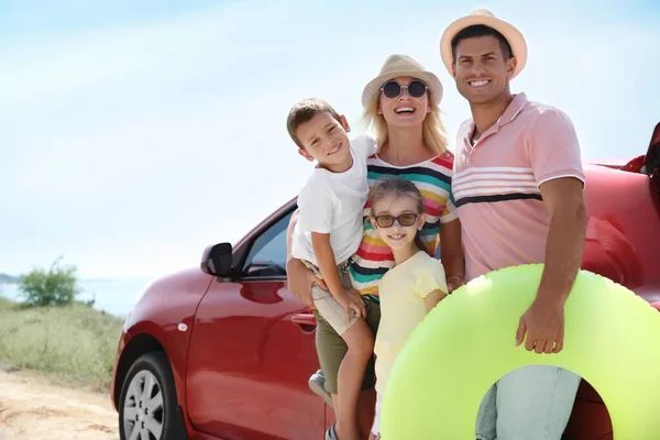 Glückliche Familie Mit Aufblasbarem Ring Neben Auto Strand — Stockfoto