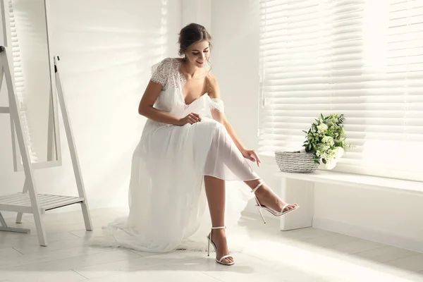 Junge Braut Trägt Schönes Hochzeitskleid Zimmer — Stockfoto
