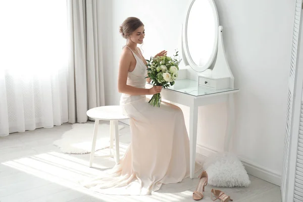 Junge Braut Brautkleid Mit Schönem Strauß Spiegelnähe — Stockfoto