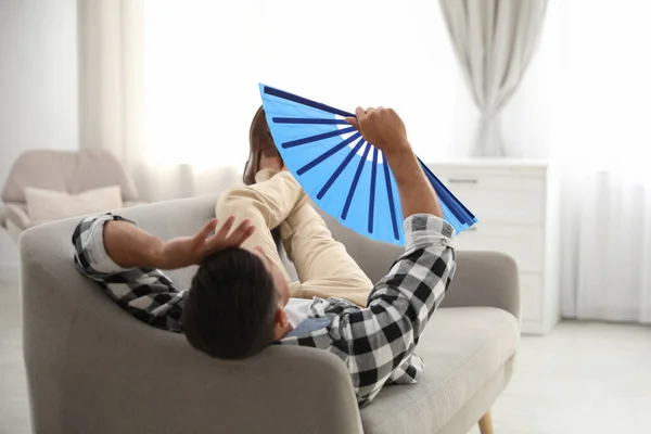 Homem Com Ventilador Mão Deitado Sofá Temporada Verão — Fotografia de Stock