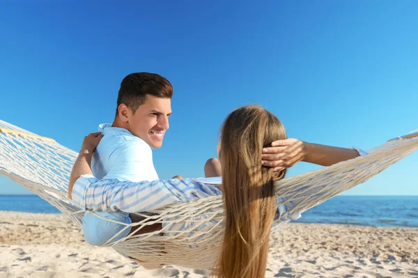 Pareja Feliz Relajándose Hamaca Playa — Foto de Stock