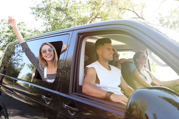 Amigos Felices Juntos Coche Viaje Por Carretera — Foto de Stock