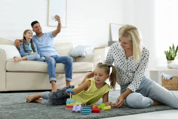 Famiglia Felice Trascorrere Del Tempo Insieme Casa — Foto Stock