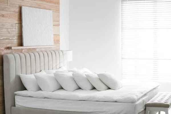 Cómoda Cama Con Almohadas Blancas Suaves Interior —  Fotos de Stock