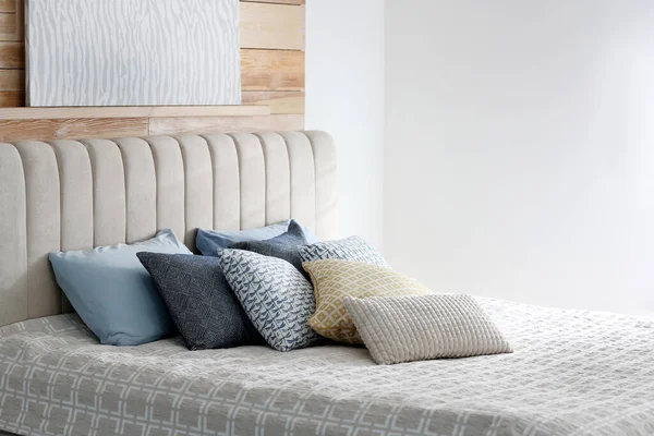 柔らかい色の枕を屋内で快適なベッド — ストック写真