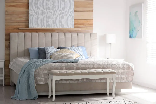 Tempat Tidur Nyaman Dengan Bantal Berwarna Lembut Dalam Ruangan — Stok Foto