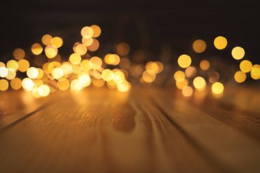 Boş ahşap yüzey ve arka planda bulanık ışıklar. Bokeh etkisi