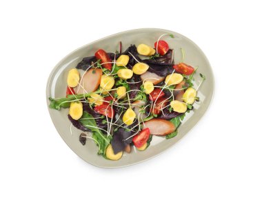 Lezzetli taze havuç salatası beyaza izole edilmiş, üst manzara