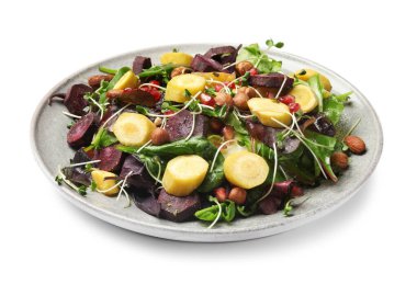 Beyaz üzerinde nar bulunan lezzetli taze havuç salatası.