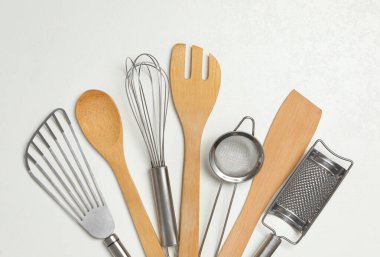 Beyaz arkaplanda yemek pişirme aletleri, düz yatış