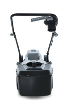 Modern çim biçme makinesi beyazda izole edilmiş. Bahçe aracı