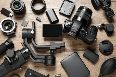 Ahşap zemin üzerinde kamera ve video yapım ekipmanlarıyla düz konum