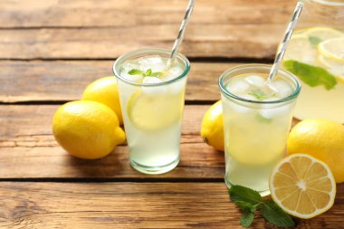 Nane aromalı doğal limonata. Yaz ferahlatıcı içecek