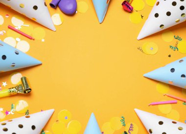 Turuncu arka plandaki parti eşyalarının çerçevesi düz. Metin için boşluk