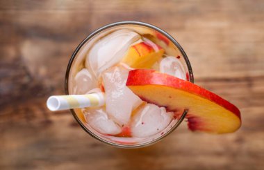 Masada soda ile yapılmış nefis şeftalili limonata.