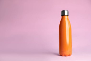 Pembe arka planda termo şişe, metin için boşluk