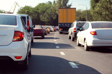 Şehir caddesinde trafik sıkışıklığı