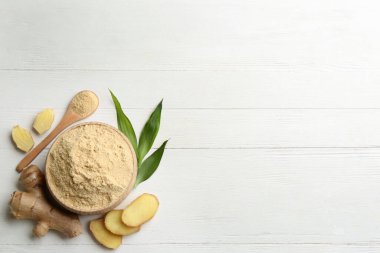 Beyaz ahşap masada taze ve kuru zencefilli düz bir kompozisyon vardı. Metin için boşluk