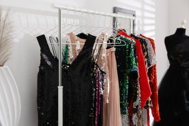 İçerideki güzel şenlik kıyafetleriyle dolup taşın.